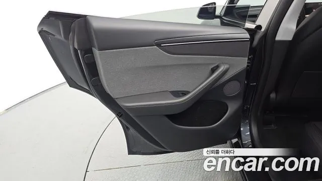 Tesla Model Y — Фото автомобиля 23