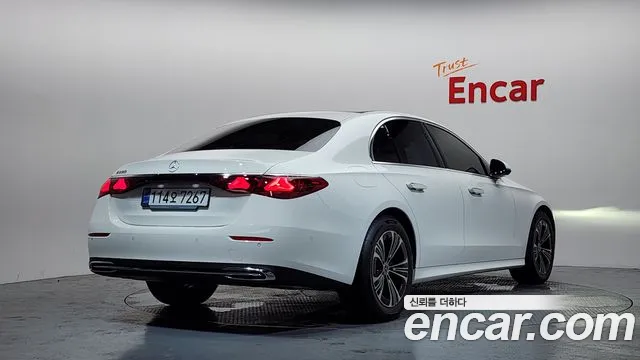 Mercedes-Benz E-Class — Фото автомобиля 2