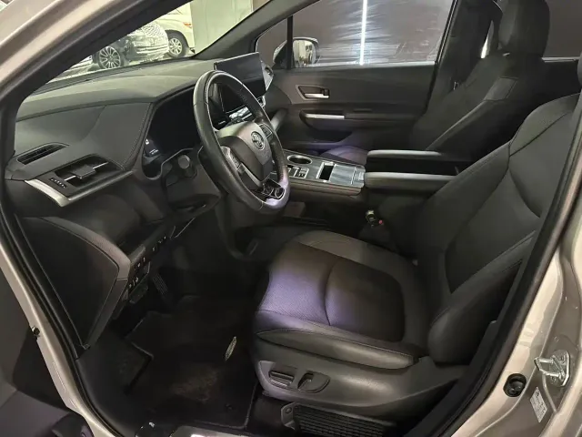 Toyota Sienna — Фото автомобиля 4