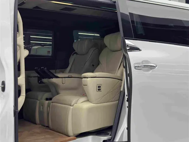 Toyota Alphard 2024 Hybrid 2.5L Ultimate Enjoyment Edition — Фото автомобиля 9