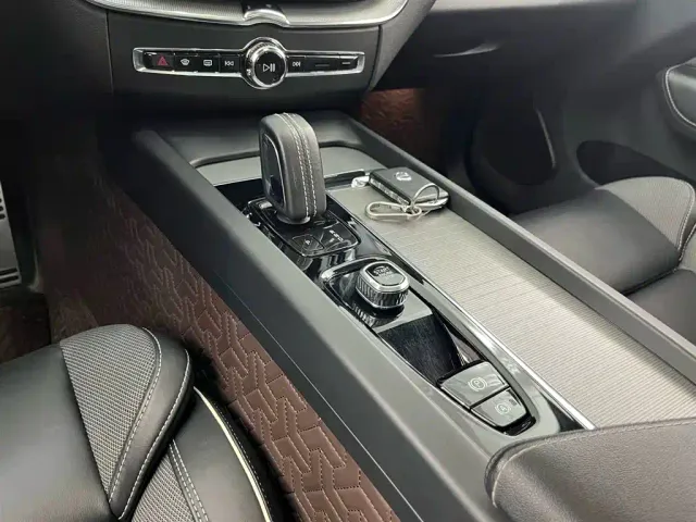 Volvo XC60 — Фото автомобиля 9