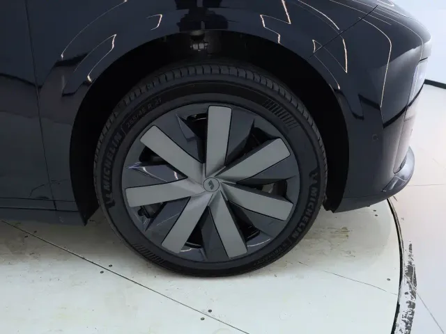 Li Auto i8 — Фото автомобиля 15