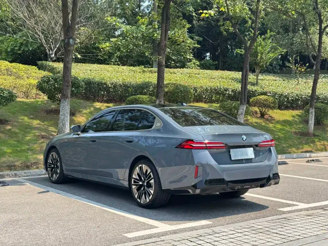 BMW 5 Series — Фото автомобиля 5