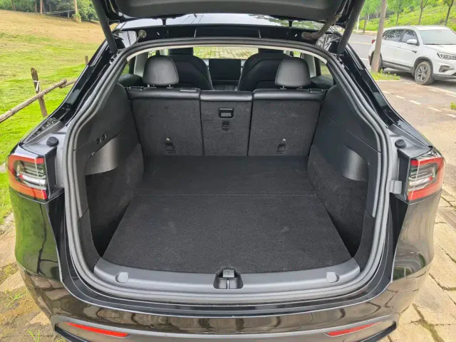 Tesla Model Y — Фото автомобиля 4