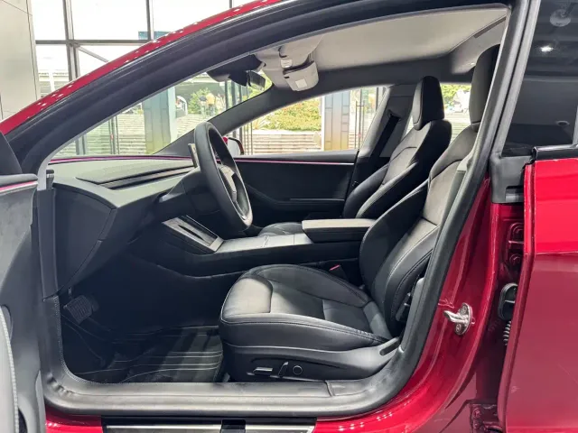Tesla Model 3 — Фото автомобиля 6