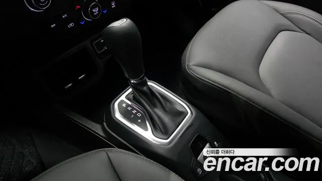 Jeep Renegade — Фото автомобиля 9