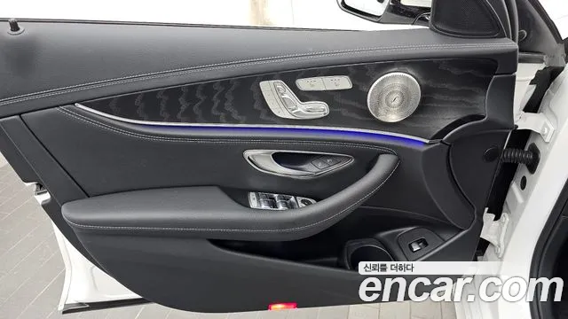 Mercedes-Benz E-Class — Фото автомобиля 21