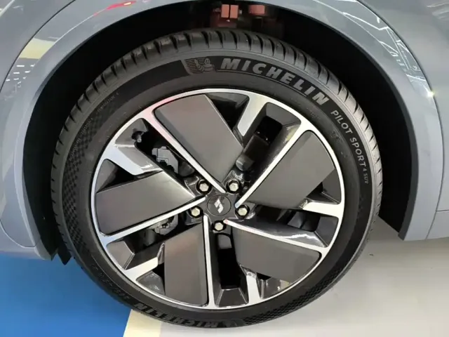 Li Auto L7 — Фото автомобиля 22