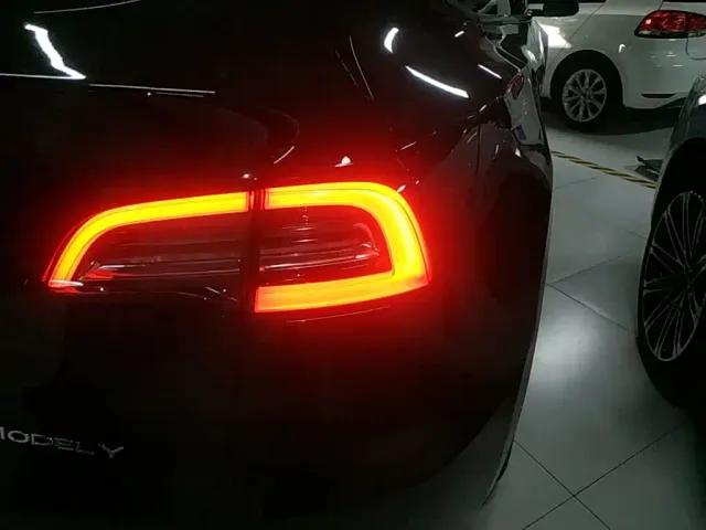 Tesla Model Y — Фото автомобиля 7