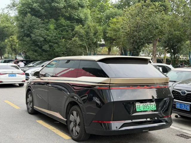 Xpeng X9 — Фото автомобиля 9