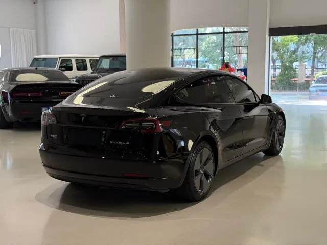 Tesla Model 3 — Фото автомобиля 6