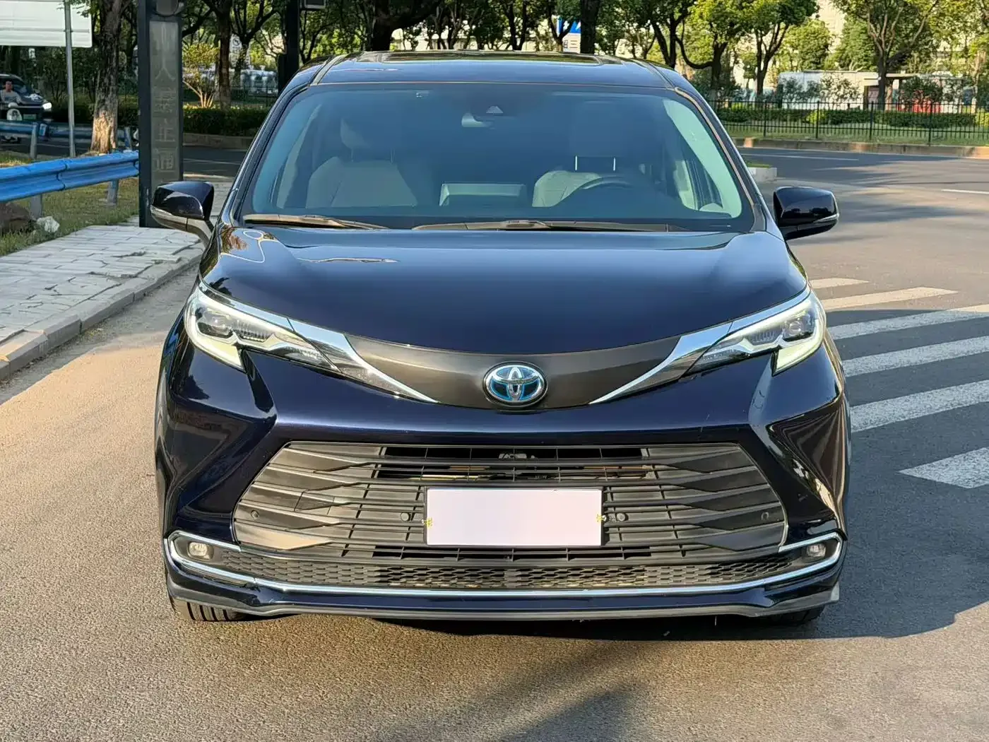 Toyota Toyota Sienna 2021 2.5L Hybrid Comfort Edition — Фото автомобиля 2