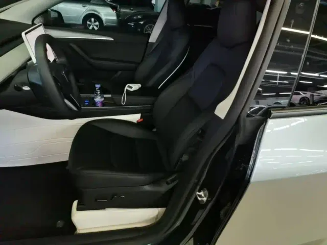 Tesla Model Y — Фото автомобиля 14