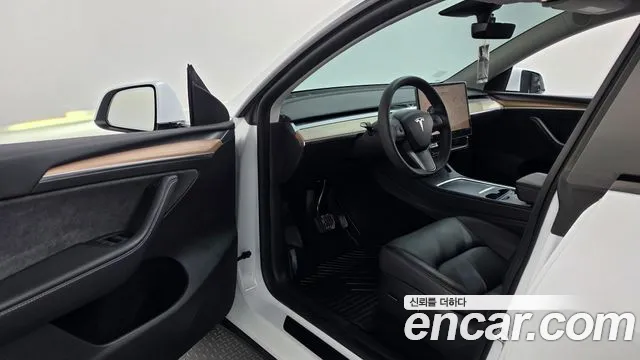 Tesla Model Y — Фото автомобиля 15