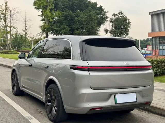Li Auto L8 — Фото автомобиля 12