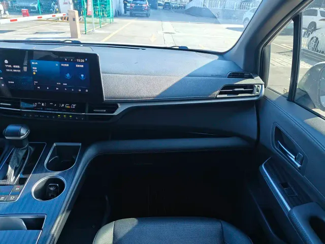 Toyota Sienna — Фото автомобиля 17