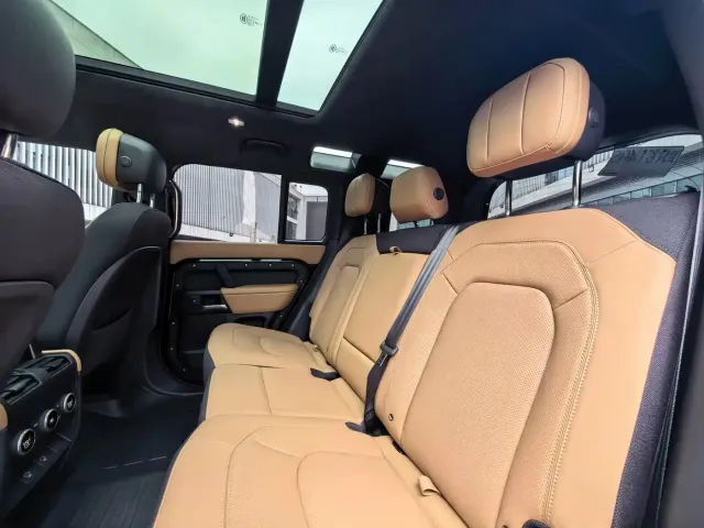 Land Rover Defender — Фото автомобиля 14