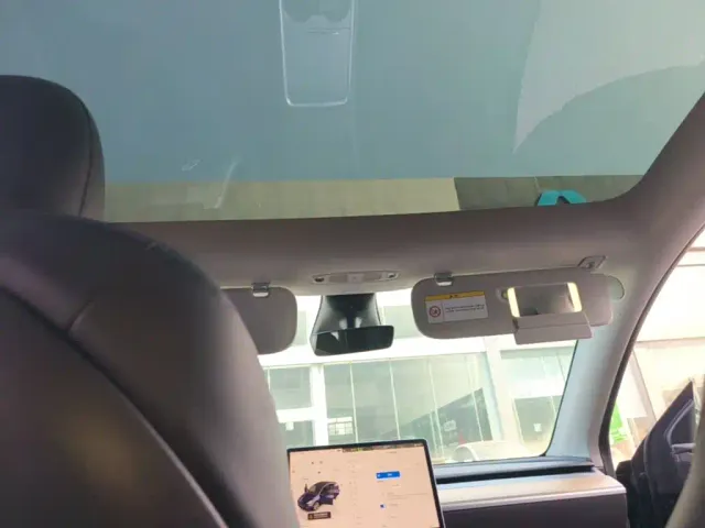 Tesla Model Y — Фото автомобиля 17