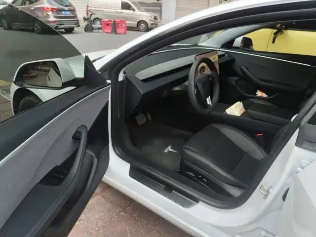Tesla Model 3 — Фото автомобиля 12
