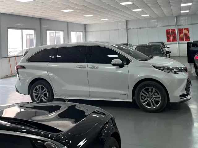 Toyota Sienna — Фото автомобиля 3