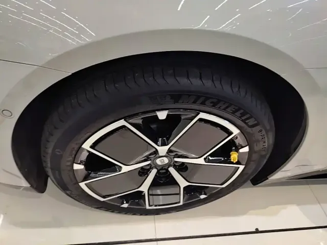 Xiaomi SU7 — Фото автомобиля 22