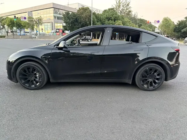 Tesla Model Y — Фото автомобиля 7