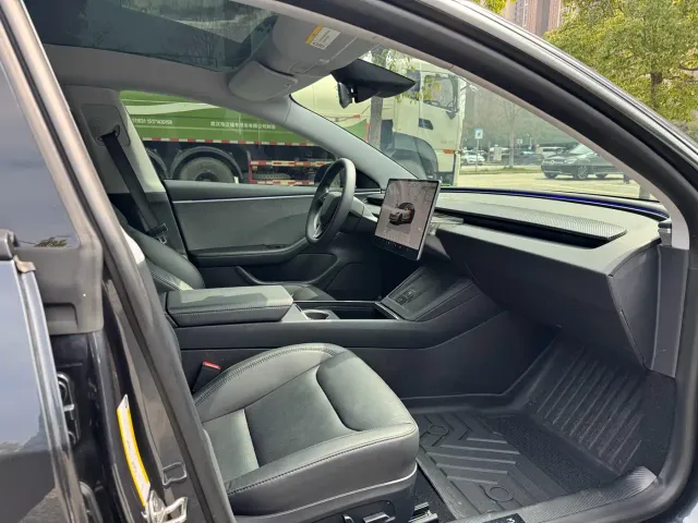 Tesla Model 3 — Фото автомобиля 8