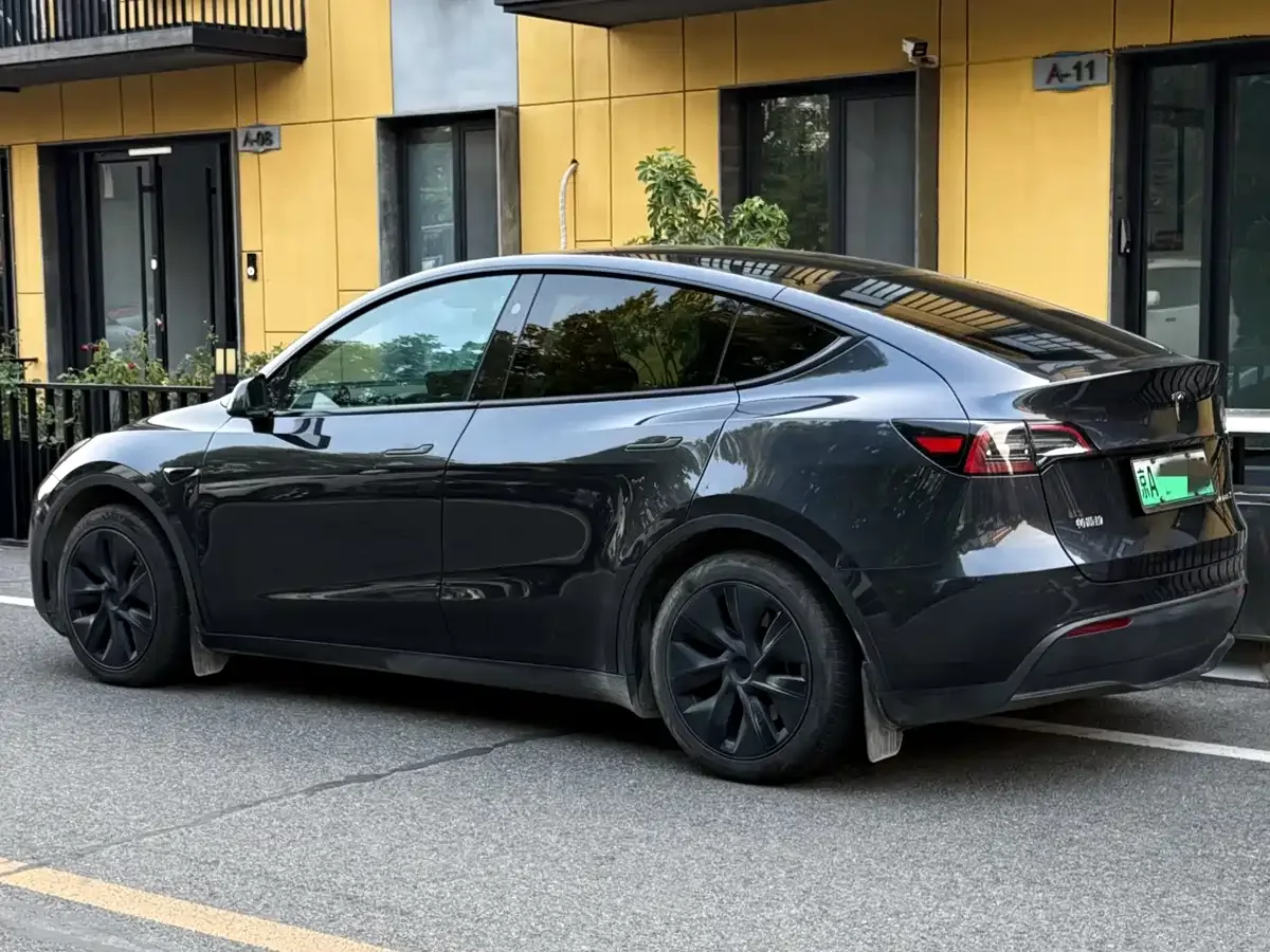 Tesla Model Y 2024 Rear-Wheel Drive Version — Фото автомобиля 3