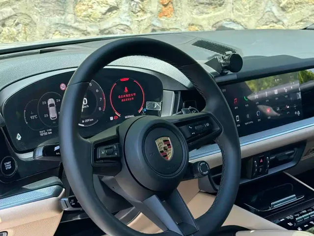 Porsche Cayenne — Фото автомобиля 11