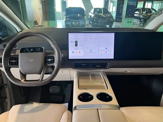 Li Auto MEGA — Фото автомобиля 9