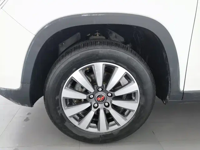 Roewe RX8 — Фото автомобиля 17