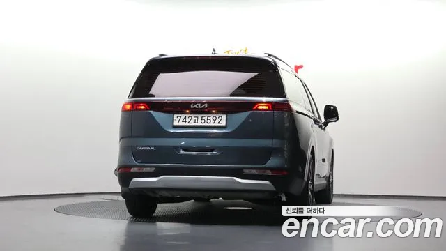 Kia Carnival Generation 4 — Фото автомобиля 4