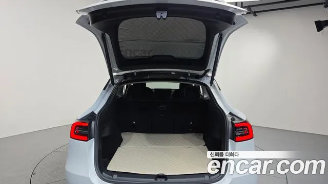 Tesla Model Y — Фото автомобиля 19