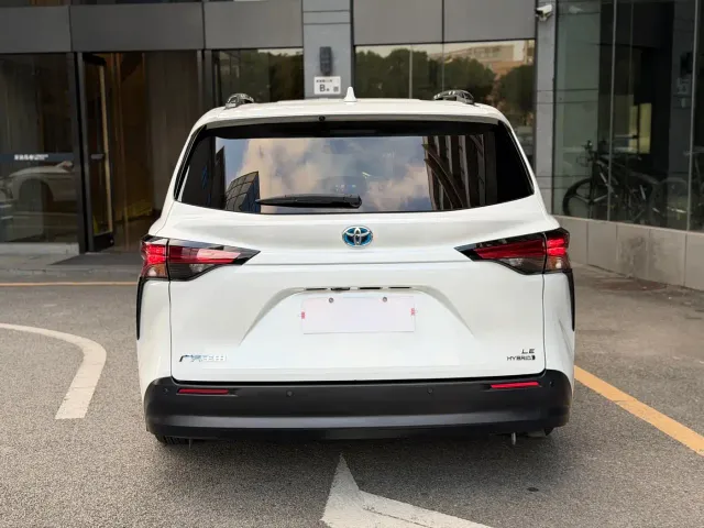 Toyota Sienna — Фото автомобиля 18
