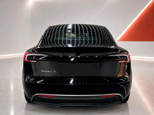 Tesla Model 3 — Фото автомобиля 5
