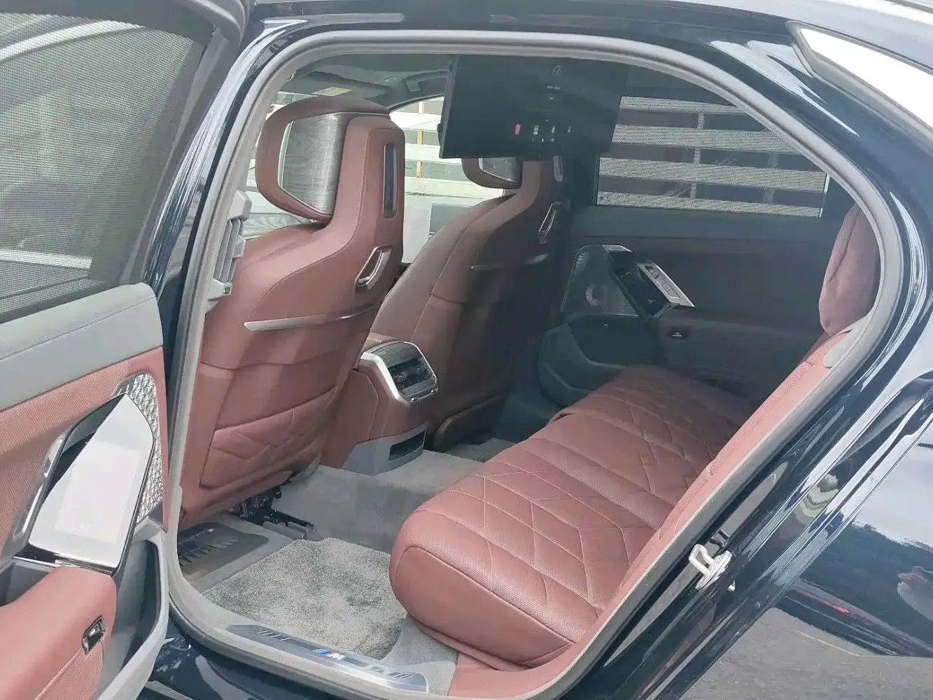 BMW BMW i7 2023 Model xDrive60L M Sport Package — Фото автомобиля 10