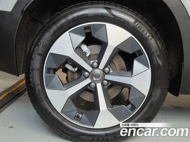 Volvo XC40 — Фото автомобиля 4