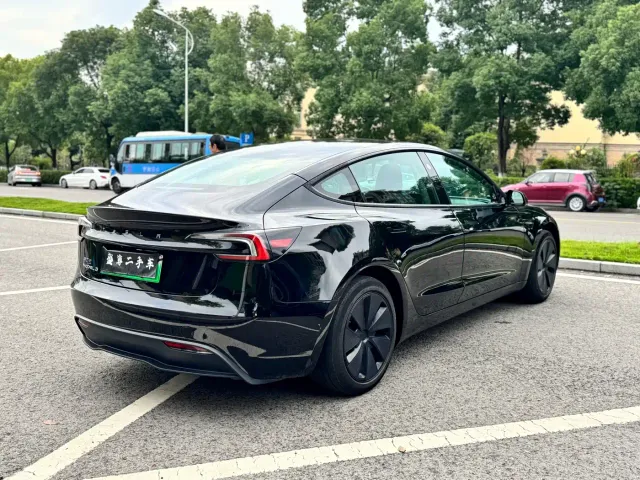 Tesla Model 3 — Фото автомобиля 21