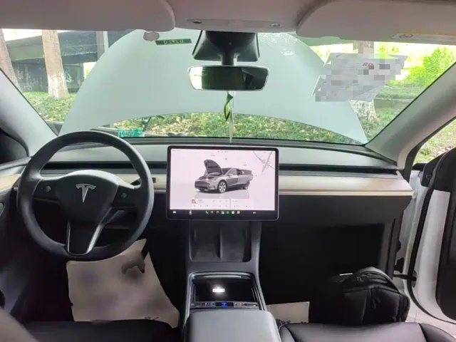 Tesla Model Y — Фото автомобиля 9