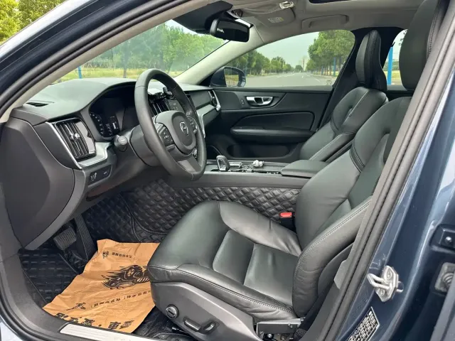 Volvo Volvo S60 2022 B4 Smart Comfort Luxury Edition — Фото автомобиля 11