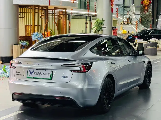 Tesla Model 3 — Фото автомобиля 9