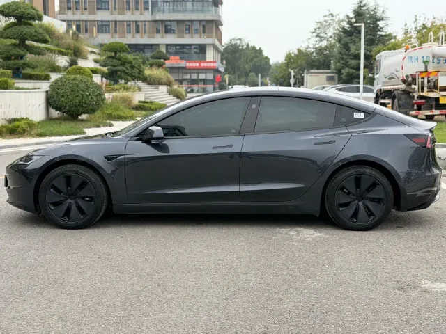 Tesla Model 3 — Фото автомобиля 4