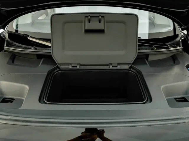 Volvo EM90 — Фото автомобиля 30