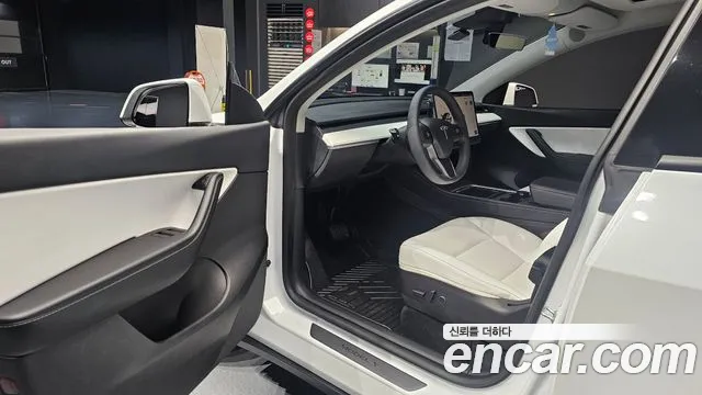 Tesla Model Y — Фото автомобиля 10
