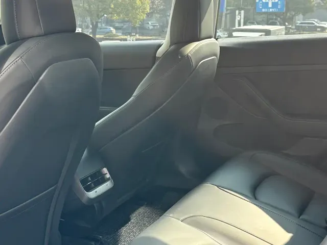 Tesla Model 3 — Фото автомобиля 12