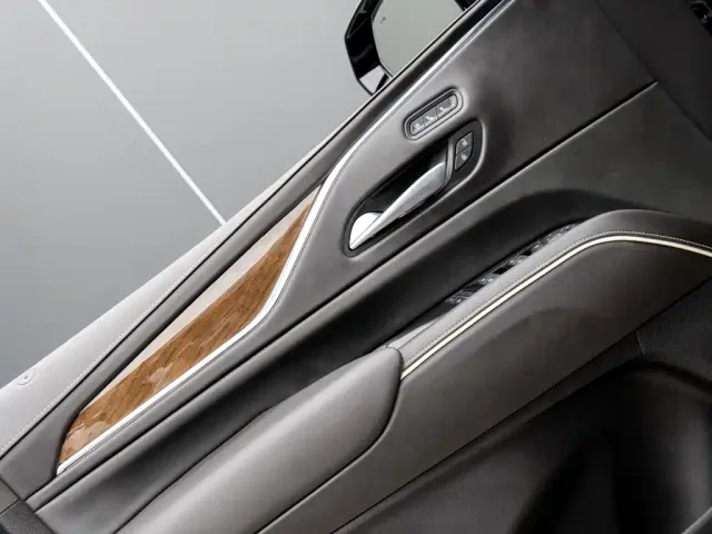 Cadillac Escalade — Фото автомобиля 10