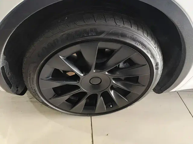 Tesla Model Y — Фото автомобиля 22