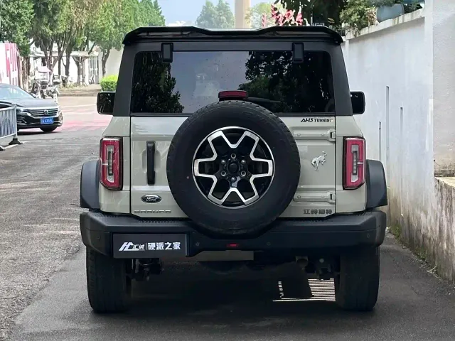Ford Bronco — Фото автомобиля 3