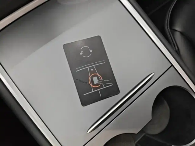 Tesla Model 3 — Фото автомобиля 8
