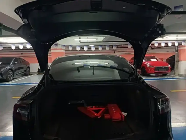 Tesla Model 3 — Фото автомобиля 18